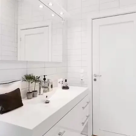 Spacious, Comfy In Centre With Balcony! Apartmán