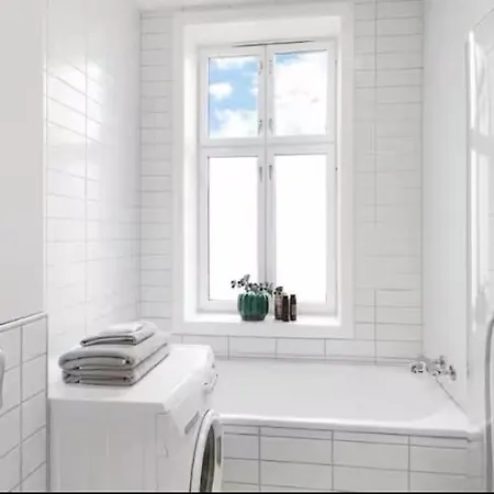 Spacious, Comfy In Centre With Balcony!