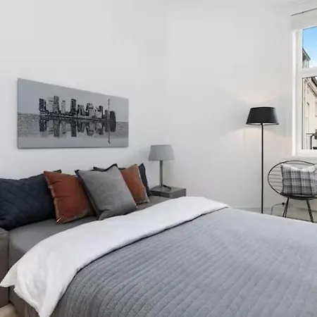 Spacious, Comfy In Centre With Balcony! Leilighet