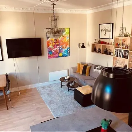 Leilighet Spacious, Comfy In Centre With Balcony! *